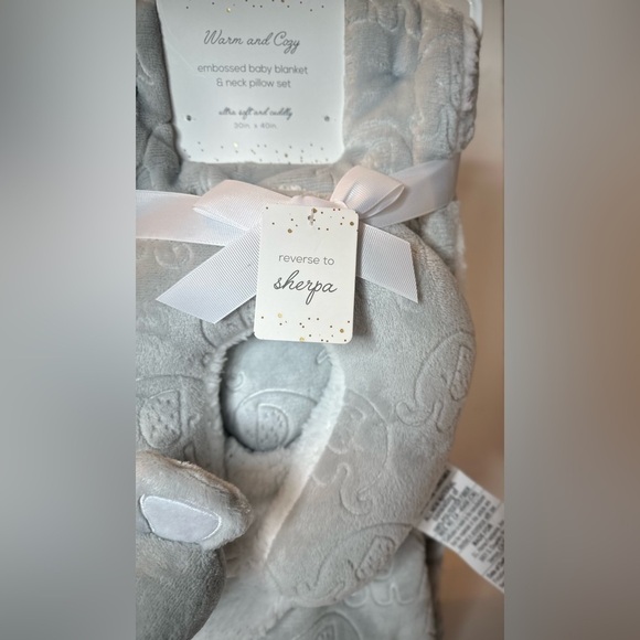 New Warm And Cozy Embossed Baby Blanket Elep Neck Pillow Set 30x40 White Fleece - Picture 3 of 8